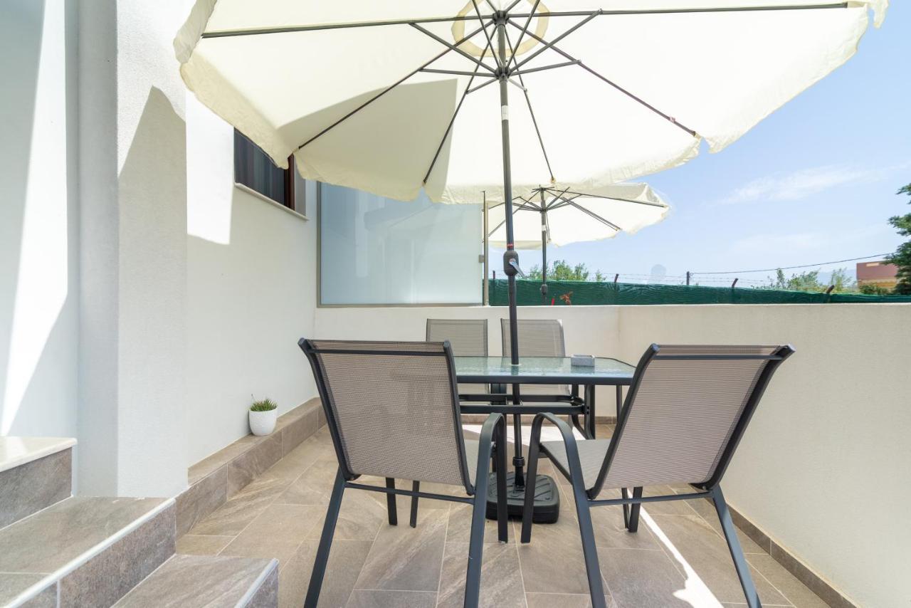 Cozy House With Pool Near Beach Gazi Bagian luar foto